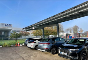 Ombrière de parking phototovoltaïque équipée de bornes de rechargement de vehicules electriques