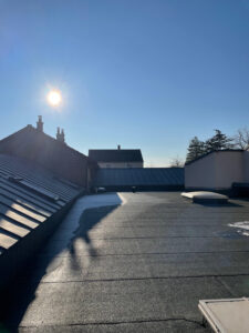 Toiture ensoleillée de l'école de Jambville