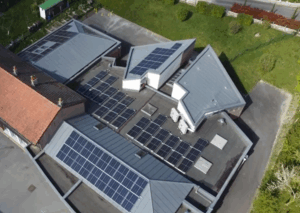 Ecole Jambville_site producteur_panneaux photovoltaïques Photo aérienne de la toiture de l'école de Jambville, recouverte de panneaux photovoltaïques